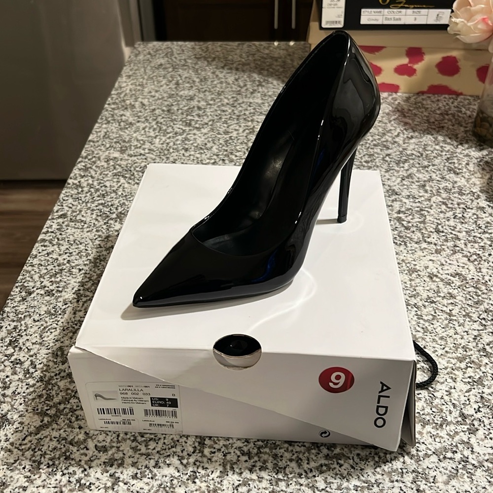 Patent leather pump